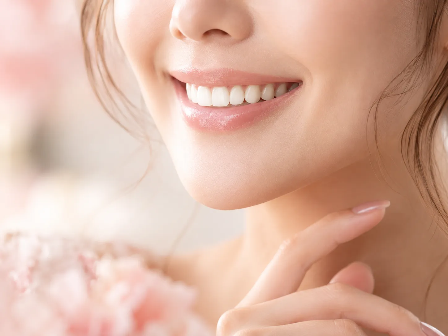 自然な白さの歯と美しい口元の女性