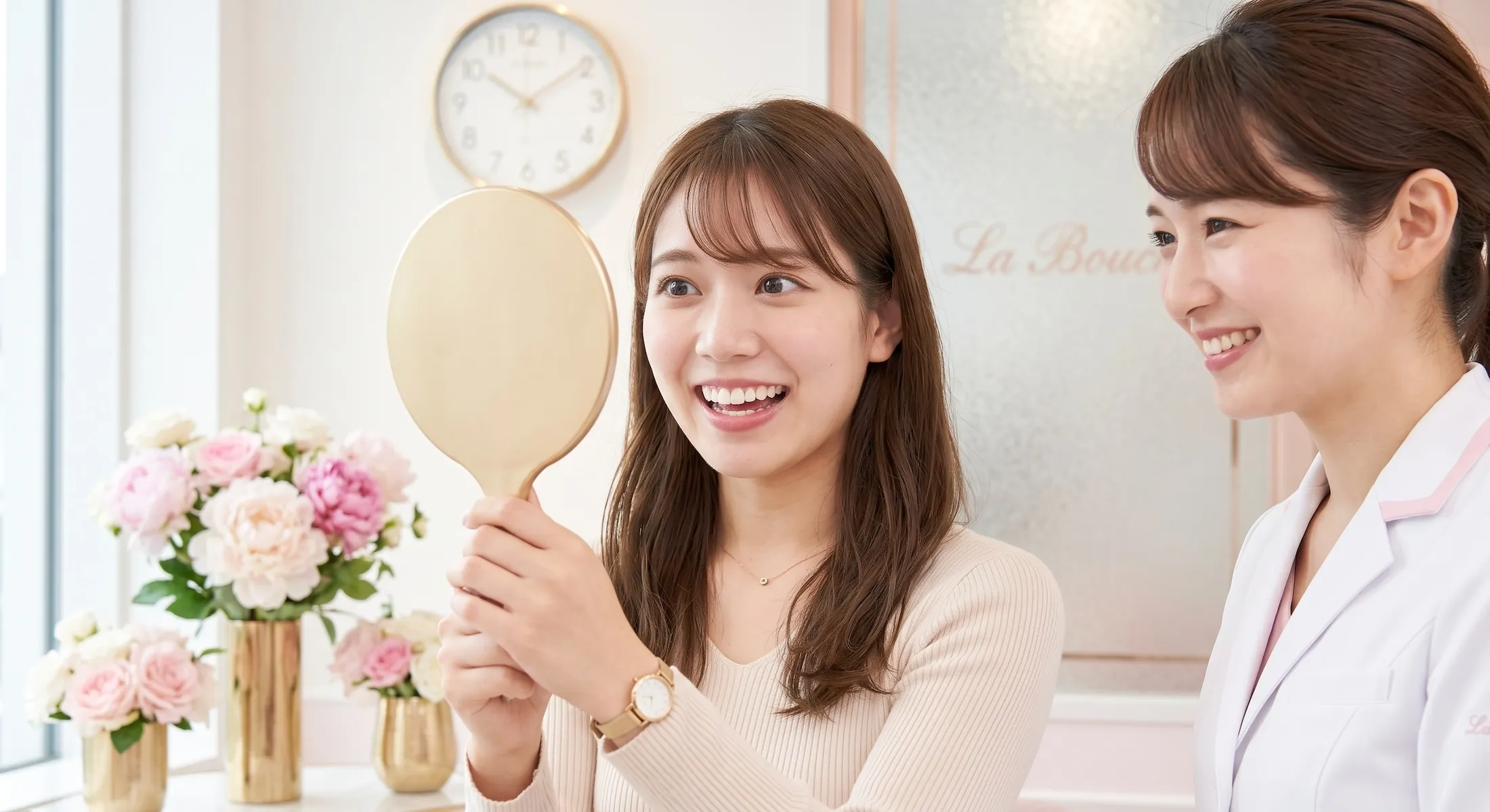 仕上がりを確認する女性